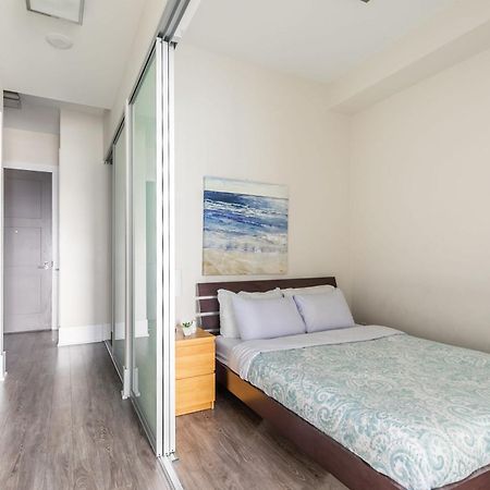 Loft Condo With Stunning Views Of Cn Tower Toronto Exterior photo