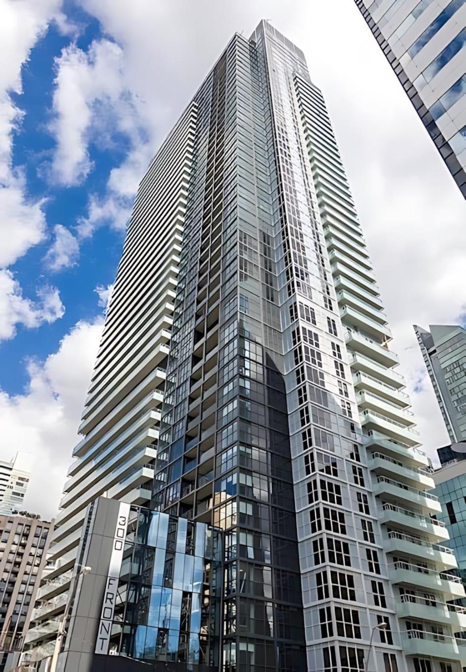 Loft Condo With Stunning Views Of Cn Tower Toronto Exterior photo