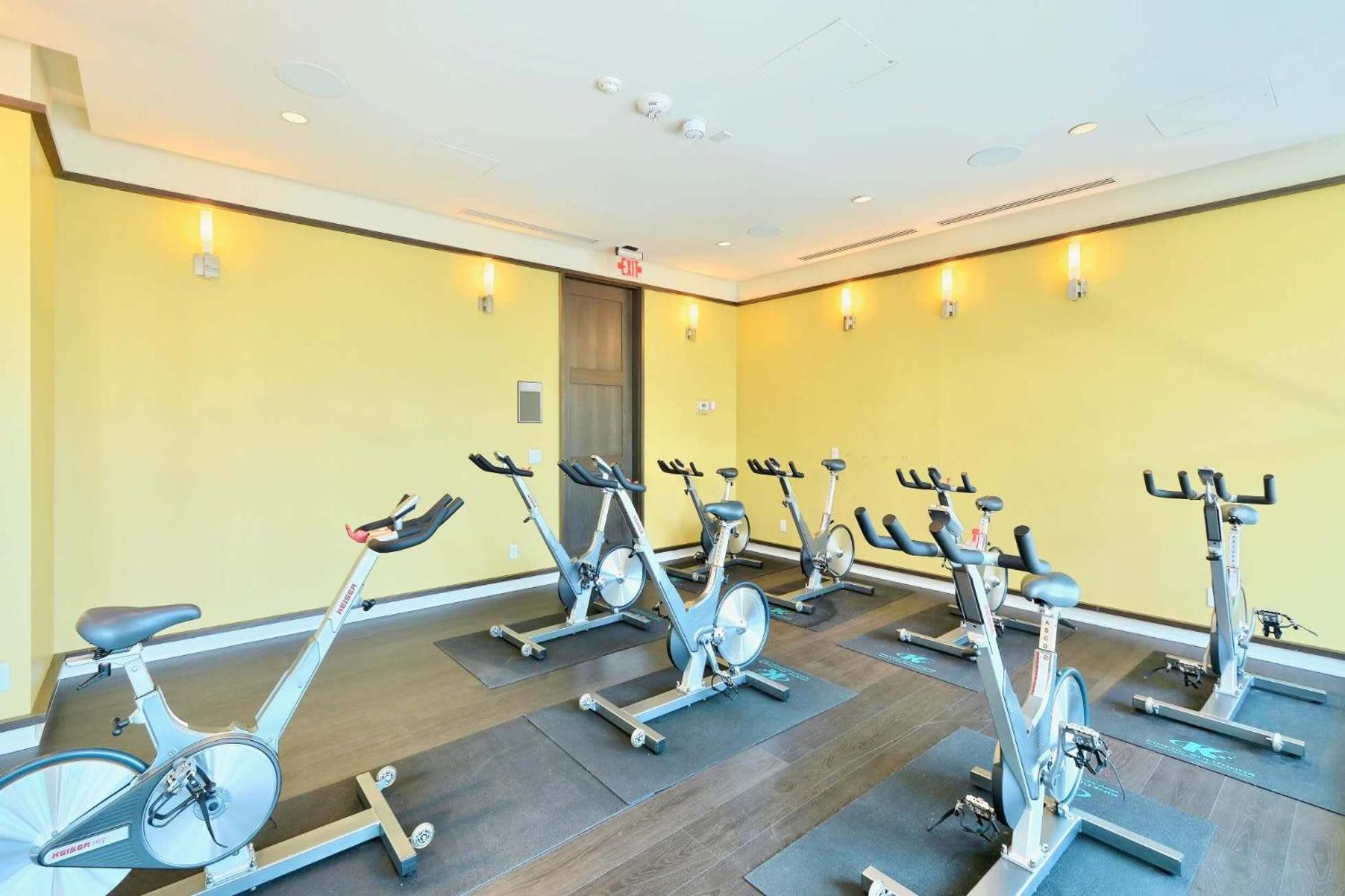 Loft Condo With Stunning Views Of Cn Tower Toronto Exterior photo