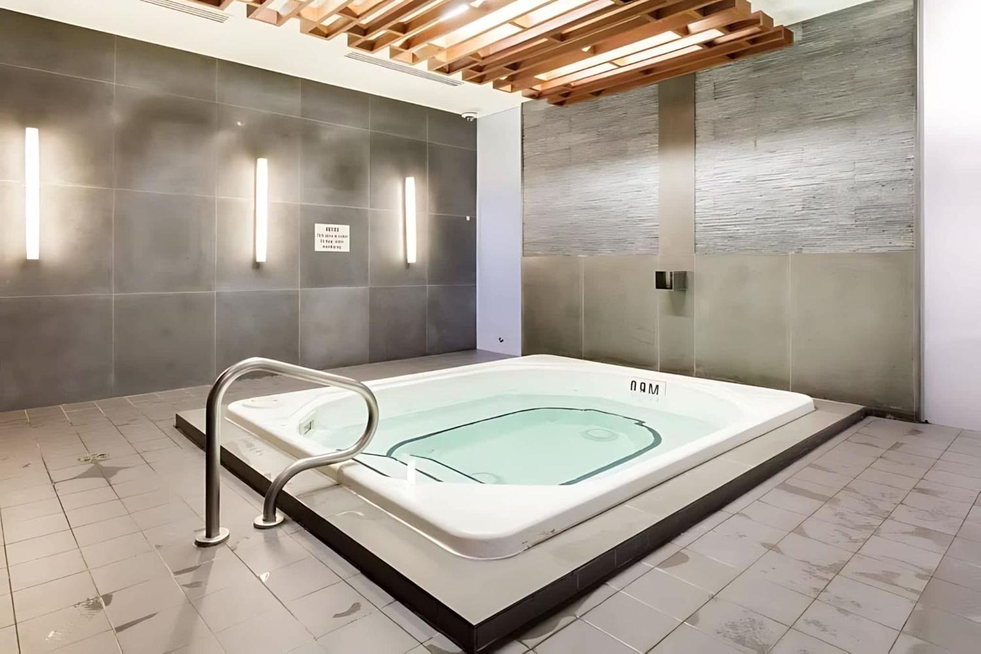 Loft Condo With Stunning Views Of Cn Tower Toronto Exterior photo