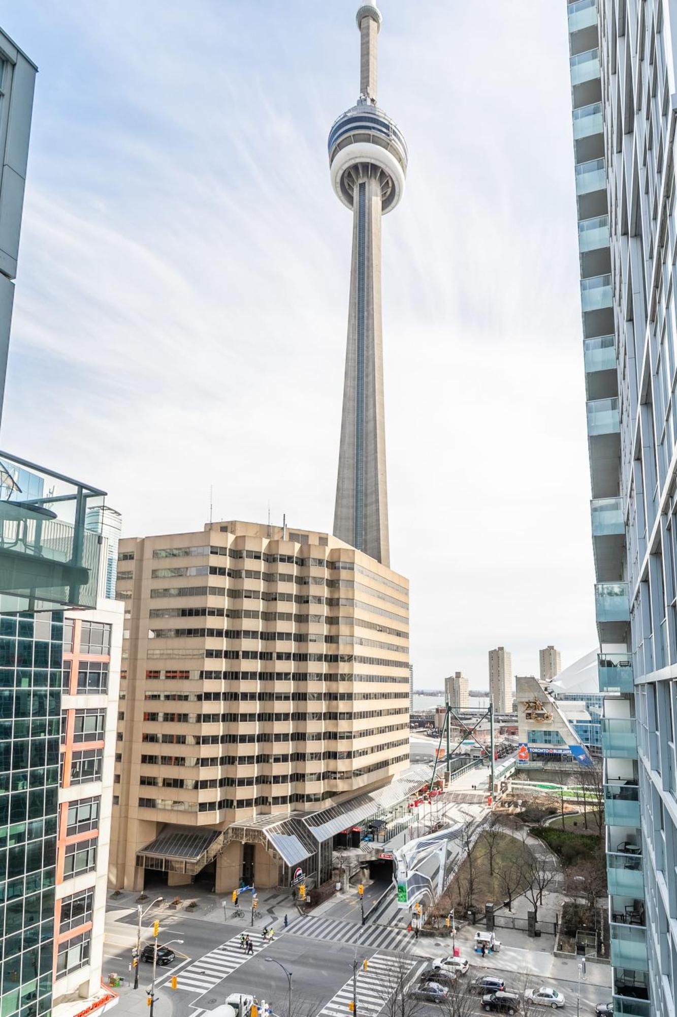 Loft Condo With Stunning Views Of Cn Tower Toronto Exterior photo
