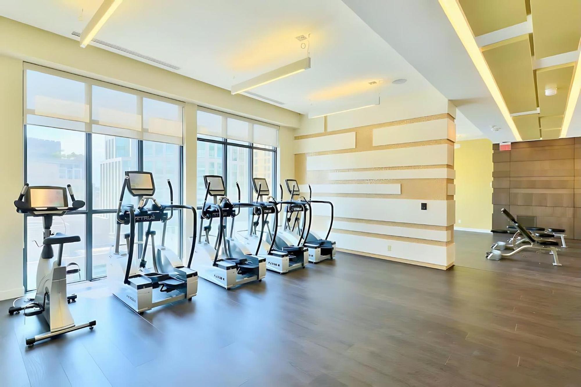 Loft Condo With Stunning Views Of Cn Tower Toronto Exterior photo
