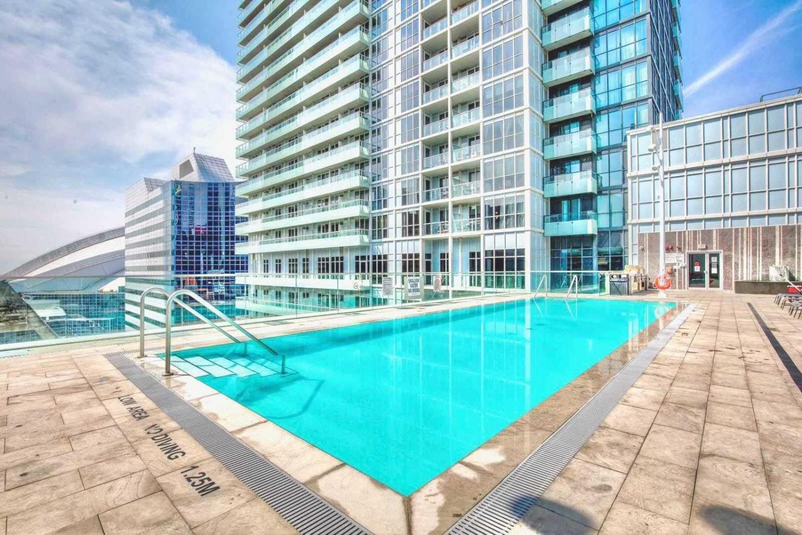 Loft Condo With Stunning Views Of Cn Tower Toronto Exterior photo