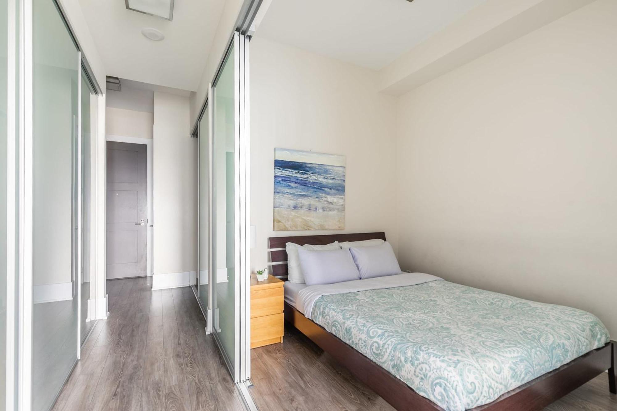 Loft Condo With Stunning Views Of Cn Tower Toronto Exterior photo