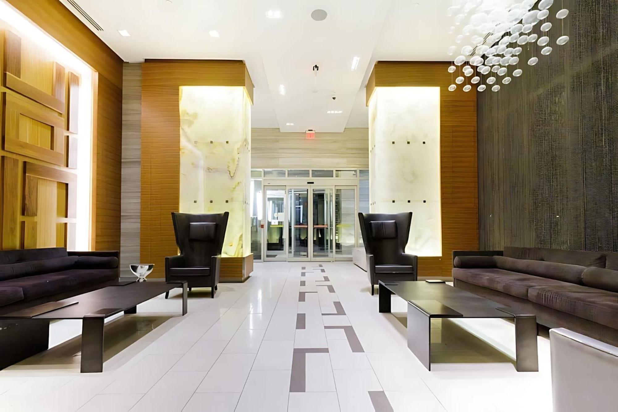 Loft Condo With Stunning Views Of Cn Tower Toronto Exterior photo