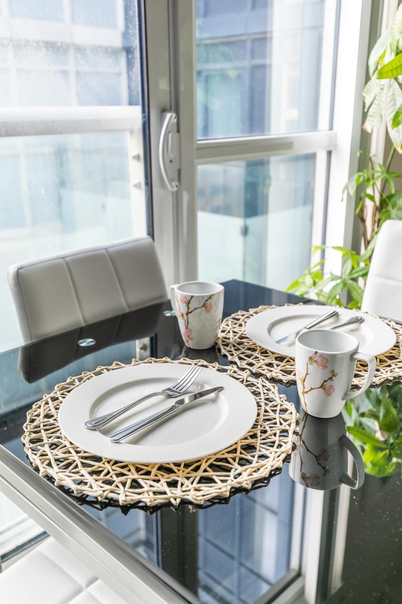 Loft Condo With Stunning Views Of Cn Tower Toronto Exterior photo