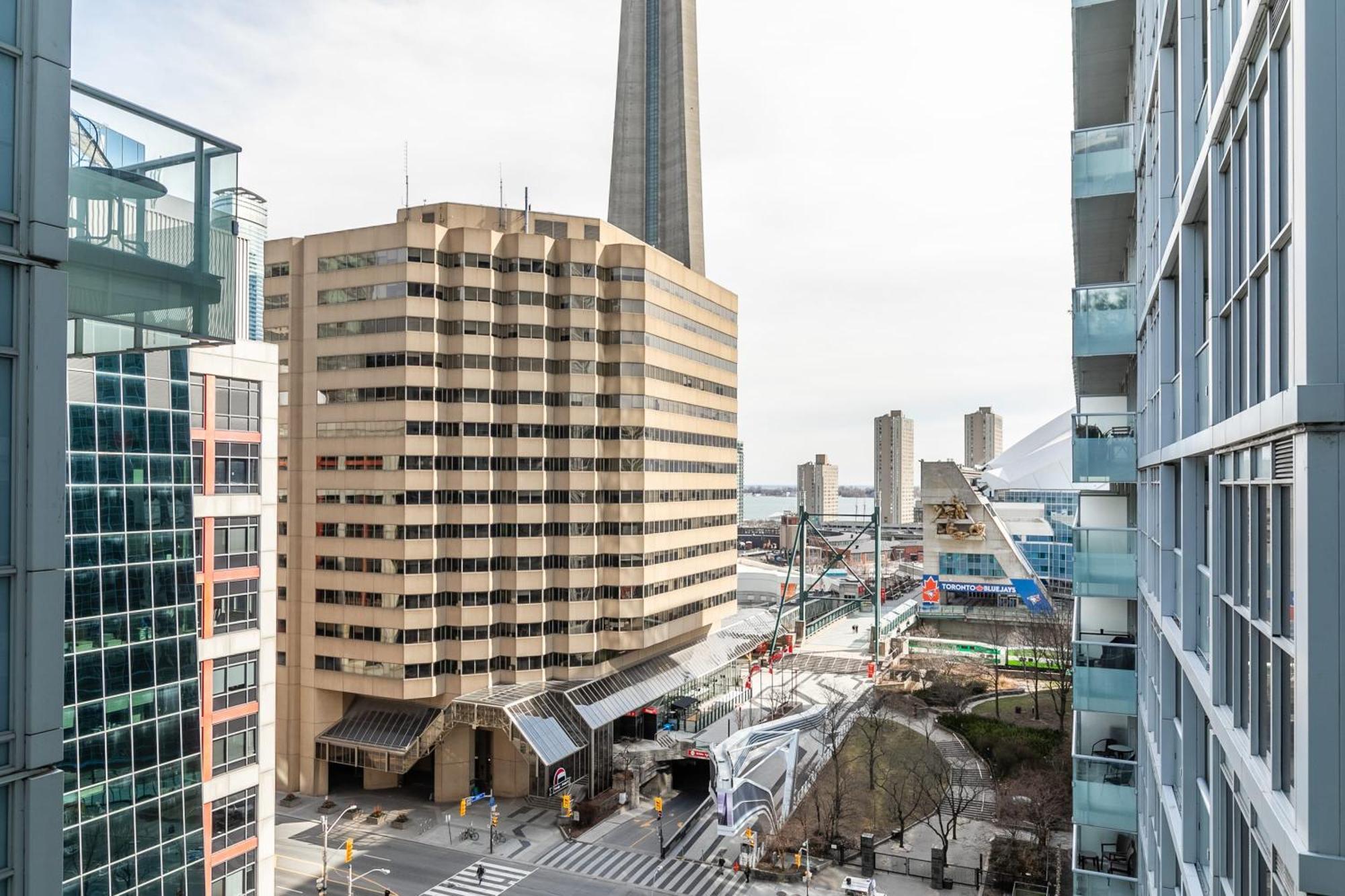 Loft Condo With Stunning Views Of Cn Tower Toronto Exterior photo